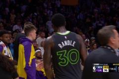 再一次倒在首輪！詹姆斯賽后留在場(chǎng)內(nèi)，與森林狼球員一一擁抱