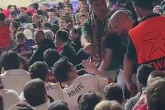 憤怒的巴薩球迷驅(qū)逐在現(xiàn)場(chǎng)看歐冠的皇馬球迷