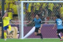 動(dòng)作很舒展！C羅禁區(qū)內(nèi)倒鉤射門偏出！