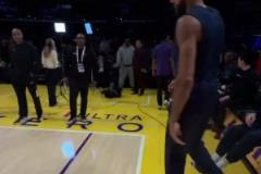 是你偷走了盧卡魔法？戈貝爾坐在板凳席上隨手一扔三分進了