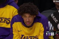 湖人內線被戈貝爾統(tǒng)治！鏡頭一下給到在場下發(fā)呆&被DNP的海斯