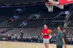 看小卡賽前熱身的背打中投，感覺好輕松??！