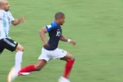 還有誰？當(dāng)年19歲的姆巴佩這個(gè)啟動(dòng)加速震驚了世界