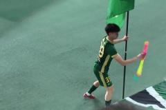 玩心大起！王鈺棟狀態(tài)太熱了，被球迷潑水降溫