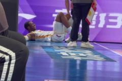 望無(wú)大礙！陳盈駿推迪亞洛違體，后者落地踩到周琦張寧崴腳受傷