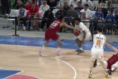 全是博弈啊！雷蒙造成張寧進(jìn)攻犯規(guī)，張寧向裁判示意前者夾臂！