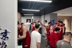 時隔十年重返CBA總決賽！北京男籃的球員們肉眼可見的開心~