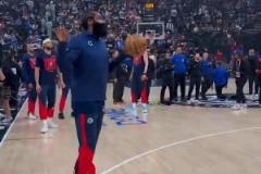 可愛捏！小瓊斯熱身秀轉(zhuǎn)體暴扣 登哥小雞展翅慶祝隨后勉扣