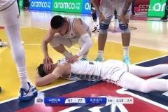 被北京球迷狂噓！此前曾凡博被劉傳興撞翻重摔著地，再看還是揪心