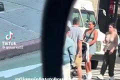 會(huì)來湖人嗎？有球迷拍到字母哥和家人在洛杉磯街頭散步