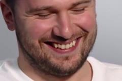 玩尬的主持人問(wèn)東契奇：你知道你的名字念起來(lái)像莫蘭特嗎