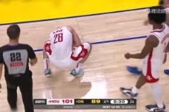 庫里領(lǐng)到個(gè)人第5犯，隨后申京臉上結(jié)結(jié)實(shí)實(shí)挨了希爾德一巴掌