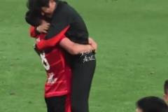 拿下榜首大戰(zhàn)，贏球后隊(duì)長(zhǎng)周定洋和主教練徐正源激情慶祝!