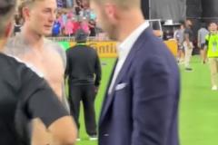 這才是意大利大帥哥，就連女球迷都迫不及待貼上去了