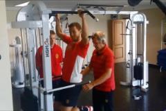 青澀！名場面：德布勞內監(jiān)督阿扎爾健身，然后撩起了他的衣服！