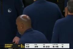 兩人今天合砍50分！申京賽后在場邊緊緊摟住范喬丹！