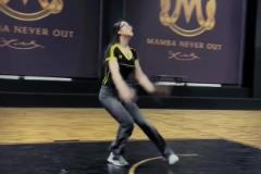 1米85大姐姐助跑摸籃筐，再練練彈跳有希望扣籃嗎