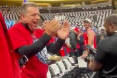 這是真愛(ài)吧！鮑爾默為來(lái)到丹佛的THEWALL球迷支付機(jī)票門票