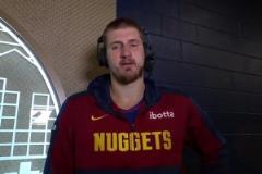 你倆擱這干哈呢？約基奇和小喬丹眾目睽睽之下差點親上了啊