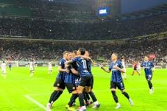 破心魔，實拍：阿斯拉尼點射破門，眾隊友將其團團圍住