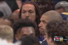 搶七慘??！快船眾將賽后擁抱對(duì)手 萊昂納德一臉不甘看向場(chǎng)邊