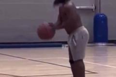 老鄉(xiāng)走好！約基奇賽后和博格達(dá)、以及祖巴茨擁抱致意