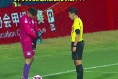 中甲爆笑一幕！裁判:你玩我呢？守門員:玩的很明顯！