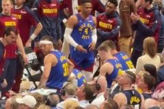 能量滿滿！威少暫停時站著與板凳上休息的隊友積極溝通交流