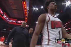 可敬的對手！火箭&勇士雙方球員賽后致意，申京格林阿門落寞離場