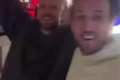 苦了這倆孩子了凱恩和戴爾激情合唱，慶祝二人生涯首冠