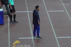 泰山2-3云南被逆轉(zhuǎn)，崔康熙無奈攤手，叉著腰隨后坐回了教練席