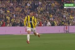 逆天！費(fèi)內(nèi)巴切后衛(wèi)頭球回做失誤送烏龍助攻！熱德松笑納超級(jí)大禮