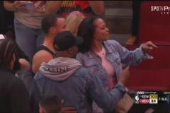 媽媽我們晉級了！庫里賽后疲憊與媽媽擁抱 并指向替補席誰？