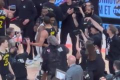 未來是你的！庫(kù)里賽后和阿門聊了很久，隨后兩人緊緊擁抱