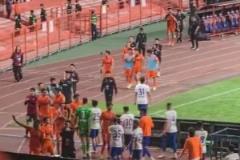 賽后遠(yuǎn)征的泰山球迷大喊：過來！崔康熙