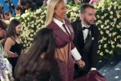 詹嫂薩瓦納現(xiàn)身慈善晚會(huì)，老詹發(fā)文因傷缺席