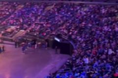 這氛圍真的無敵了！麥迪遜廣場(chǎng)花園座無虛席隔空觀看尼克斯G1