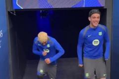 大戰(zhàn)在即！巴薩抵達(dá)米蘭雨中完成賽前踩場(chǎng)