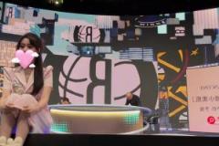 女主播果果看見戈登絕殺后，在演播室激動尖叫狂跳！