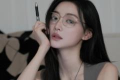 女主播金佳悅展示眼鏡扮相，變成高啟蘭了？