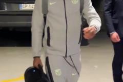 下大巴后，亞馬爾拿著大音響放著嗨曲進(jìn)入更衣室