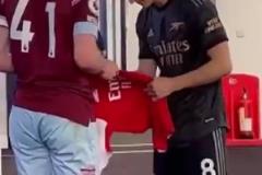 當(dāng)年對手：西漢姆時期賴斯與厄德高交換球衣還要了簽名