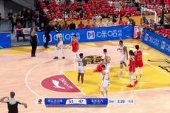 影響系列賽走勢？朱俊龍落地踩到自己人受傷，隨后返回更衣室！