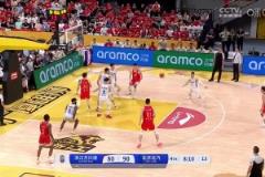 就你是MVP？胡金秋強殺籃下，周琦這大帽簡直就像拍蒼蠅一樣！