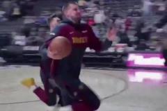 約基奇這小跑像極了讀書時(shí)剛下課去占球場(chǎng)的樣子