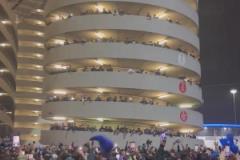 此夜永不結(jié)束！比賽結(jié)束很久后，國米球迷還在球場外唱歌慶祝