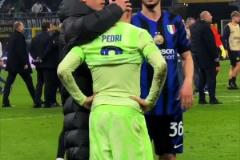 巴薩官方發(fā)布球員賽后配文“??”，多名球員遺憾落淚