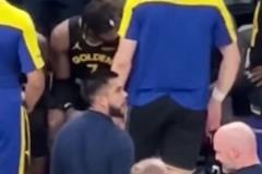 庫里不在，俺就是領(lǐng)袖！追夢(mèng)給隊(duì)友講解戰(zhàn)術(shù)，希爾德聽得很認(rèn)真