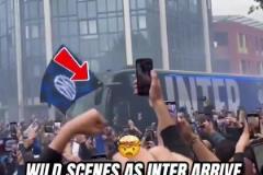 意甲20冠標志格外顯眼，實拍：藍黑軍團抵達梅阿查球場盛況