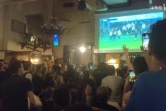 這氛圍愛了！意大利酒吧，國(guó)米巴薩歐冠半決賽的最后15秒